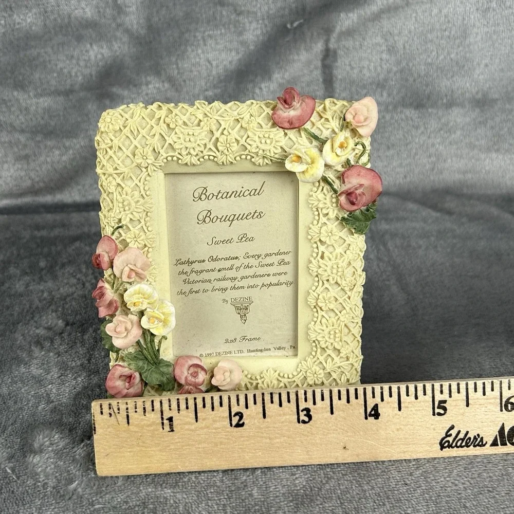 Botanical Bouquets Sweet Pea Resin Picture Frame Lace Floral Hand-Painted Dezine